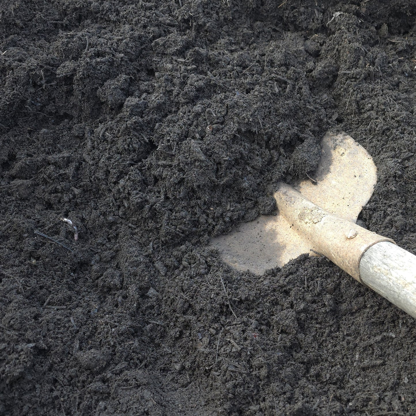 Compost met schep